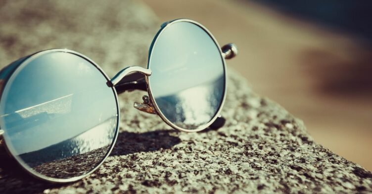 Price Competition Analysis of Two Sunglasses Retailers in Clusters. GrowByData