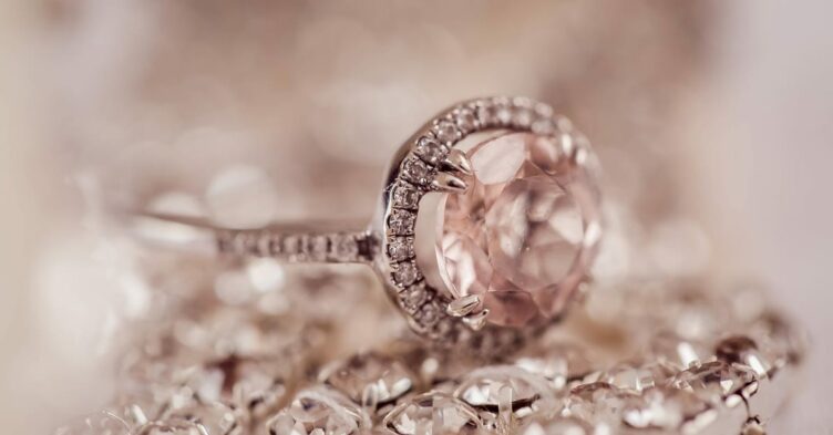 Emerging vs. Established Jewelry Retailers: Who's Winning the Price Competition? GrowByData