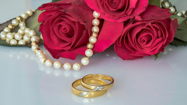 Best day to buy earrings,necklaces,rings online